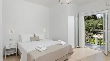 Bella Vista Beach Hotel and Studios