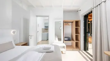 Bella Vista Beach Hotel and Studios