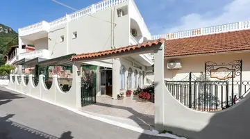 Bella Vista Beach Hotel and Studios