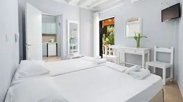 Bella Vista Beach Hotel and Studios