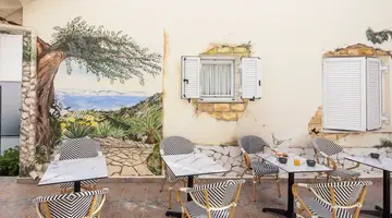 Bella Vista Beach Hotel and Studios