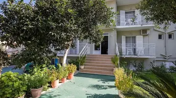 Bella Vista Beach Hotel and Studios