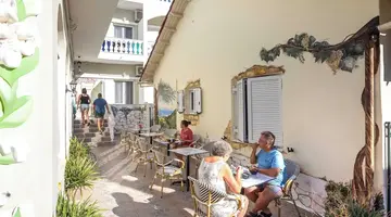 Bella Vista Beach Hotel and Studios