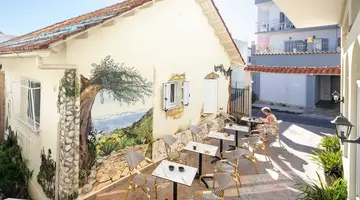Bella Vista Beach Hotel and Studios