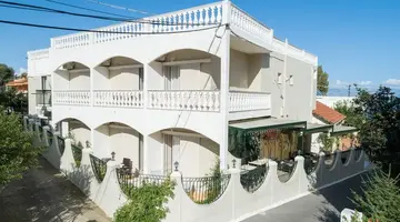 Bella Vista Beach Hotel and Studios