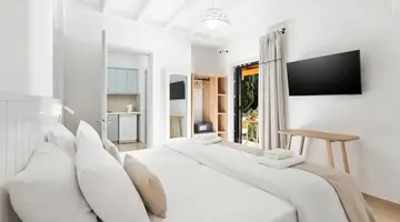 Bella Vista Beach Hotel and Studios