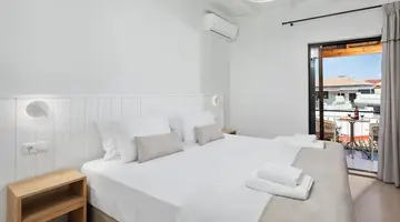 Bella Vista Beach Hotel and Studios