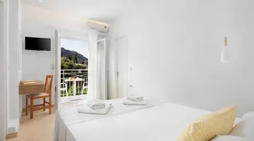 Bella Vista Beach Hotel and Studios