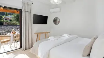 Bella Vista Beach Hotel and Studios