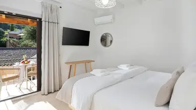 Bella Vista Beach Hotel and Studios