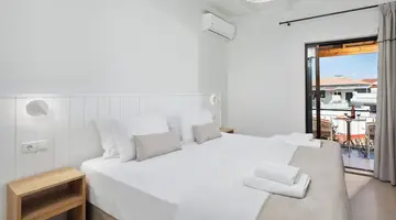 Bella Vista Beach Hotel and Studios