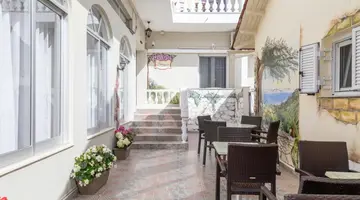 Bella Vista Hotel and Studios