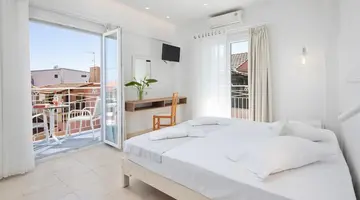 Bella Vista Hotel and Studios