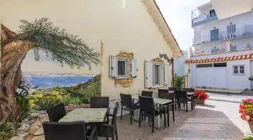 Bella Vista Hotel and Studios