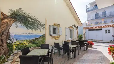 Bella Vista Hotel and Studios