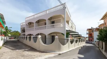 Bella Vista Hotel and Studios