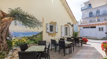 Bella Vista Hotel and Studios