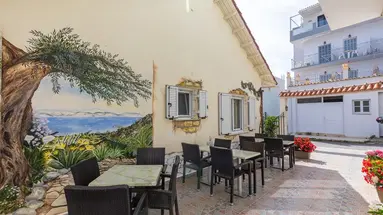 Bella Vista Hotel and Studios