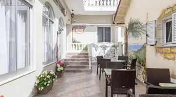Bella Vista Hotel and Studios