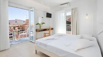 Bella Vista Hotel and Studios
