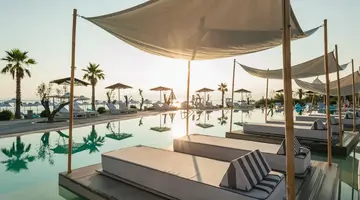 BLUE CARPET LUXURY SUITES