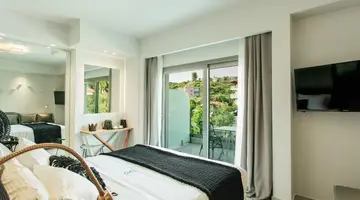 BLUE CARPET LUXURY SUITES