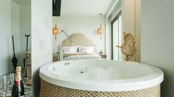 BLUE CARPET LUXURY SUITES