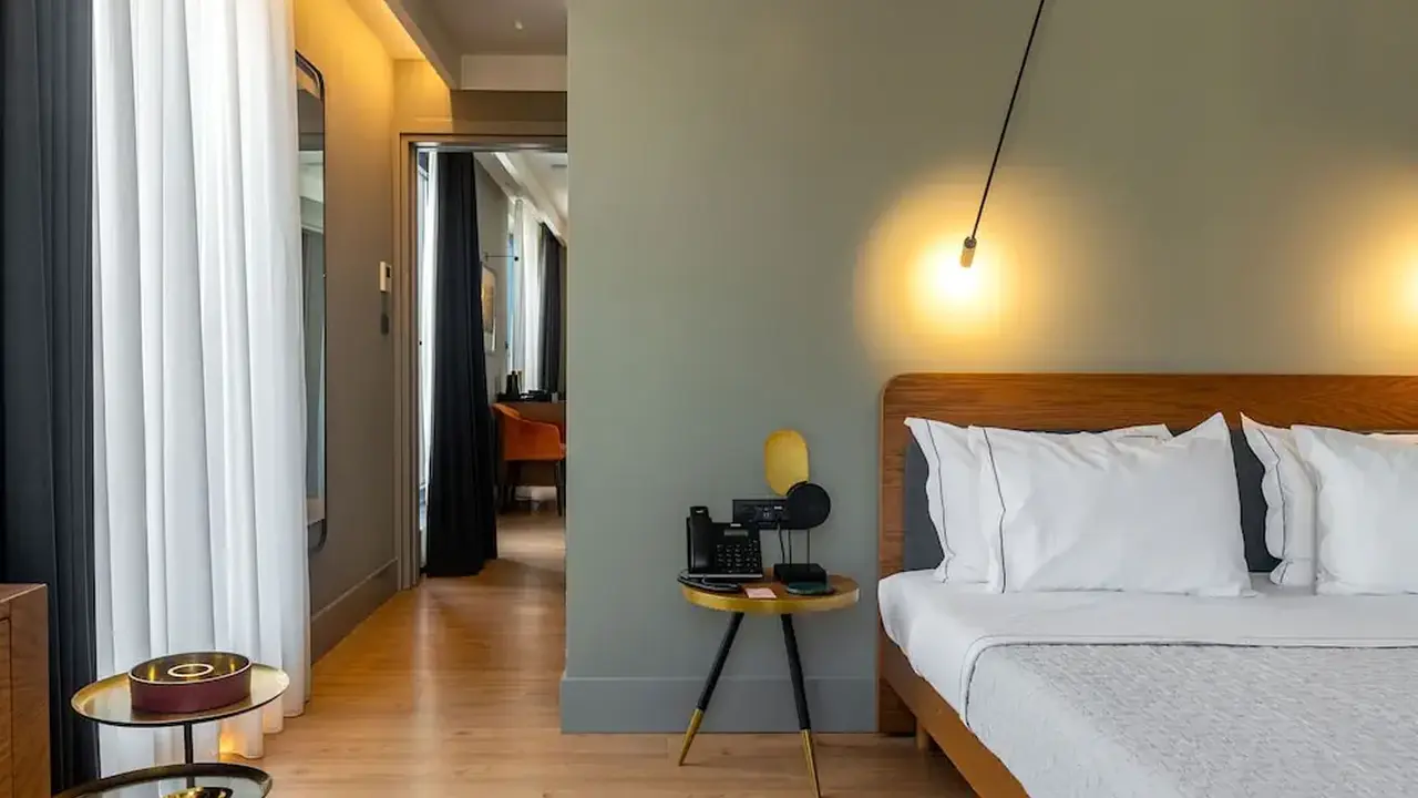 Bob W Athens Eolou