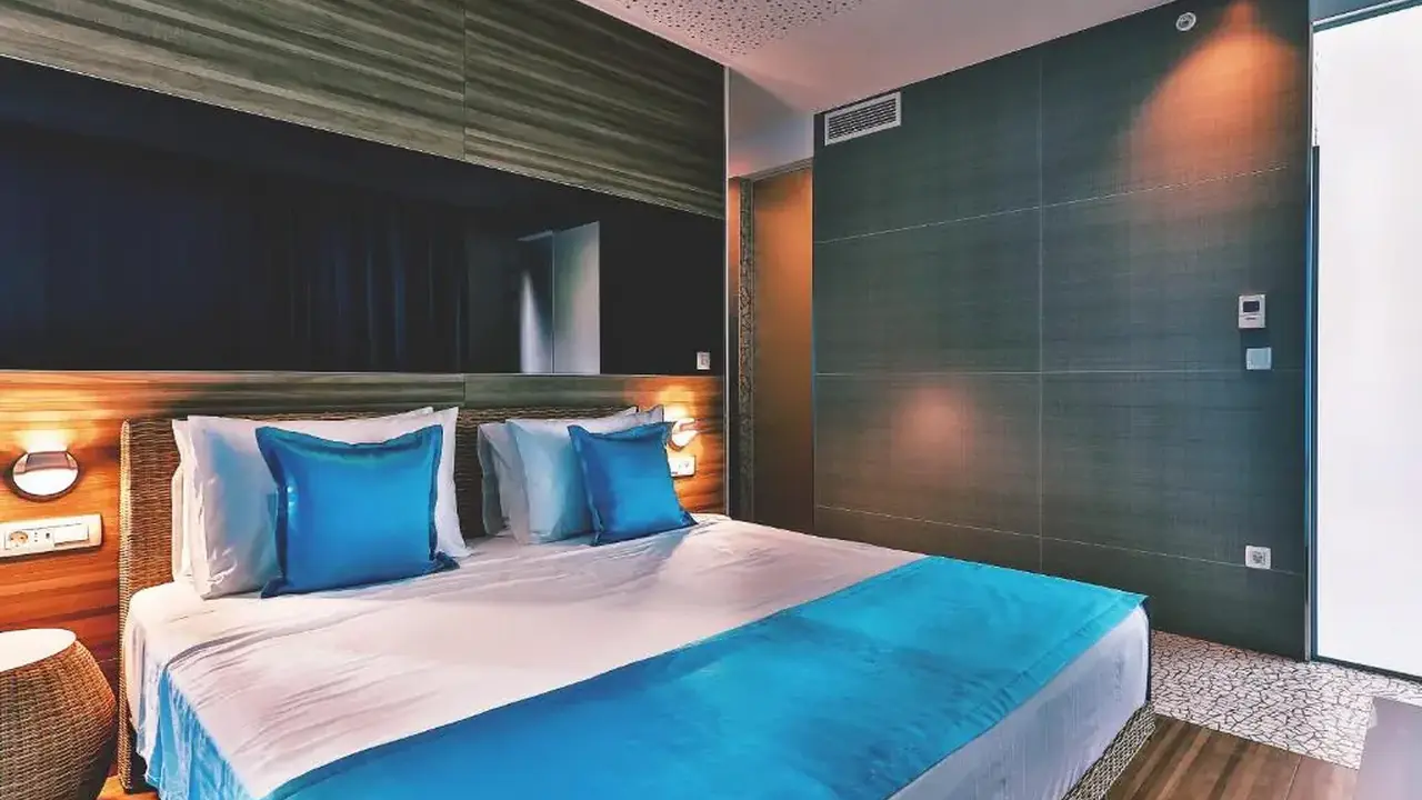 CARINE HOTEL KUMBOR