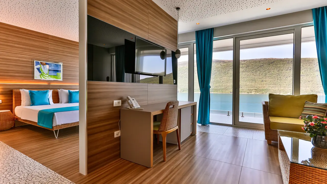 CARINE HOTEL KUMBOR