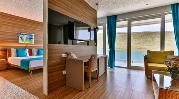 CARINE HOTEL KUMBOR