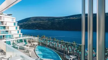 CARINE HOTEL KUMBOR
