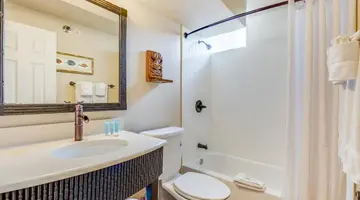 Castle Bamboo Waikīkī Hotel
