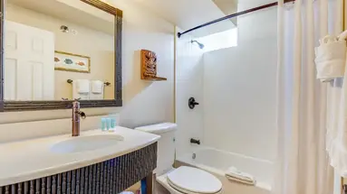 Castle Bamboo Waikīkī Hotel