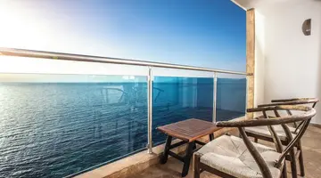 Charisma De Luxe Hotel