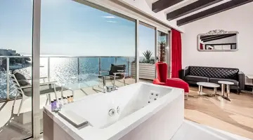Charisma De Luxe Hotel