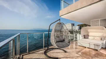 Charisma De Luxe Hotel