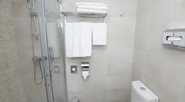 CHEVY HOTEL & SUITES
