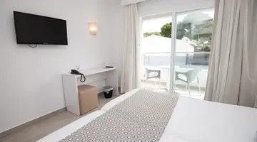 CHEVY HOTEL & SUITES