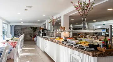 CHEVY HOTEL & SUITES