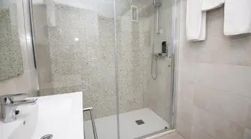 CHEVY HOTEL & SUITES