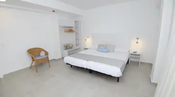 CHEVY HOTEL & SUITES