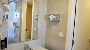 CHEVY HOTEL & SUITES