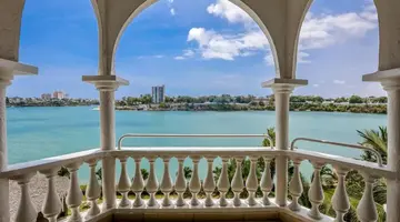 CityBlue Creekside Hotel & Suites