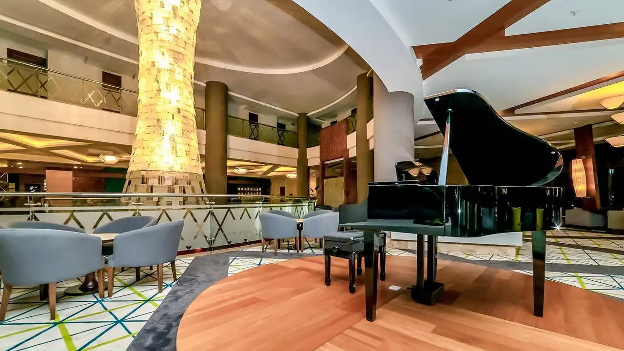 Commodore Elite Suites & Spa