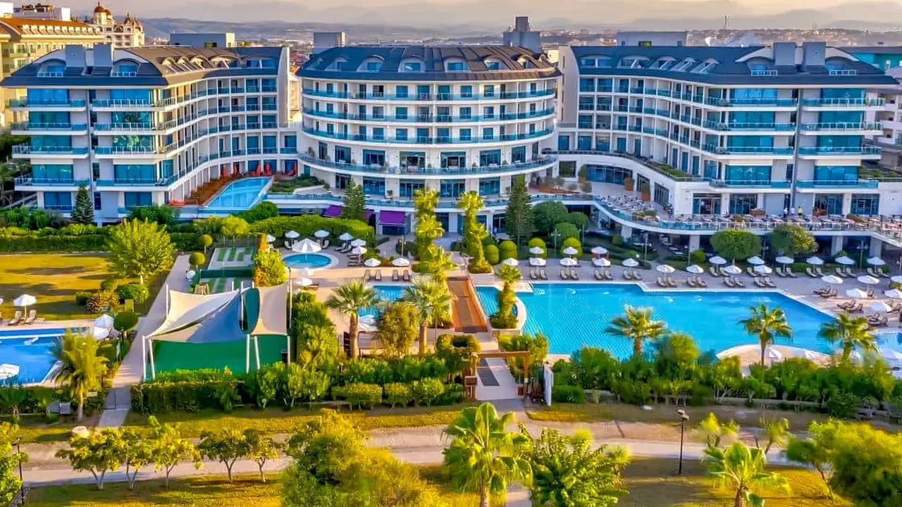 Commodore Elite Suites & Spa