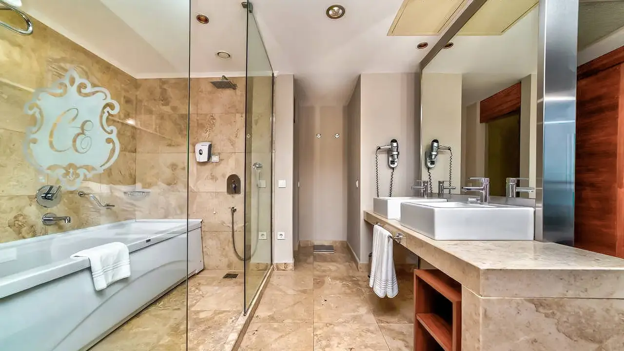 Commodore Elite Suites & Spa