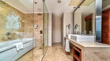 Commodore Elite Suites & Spa