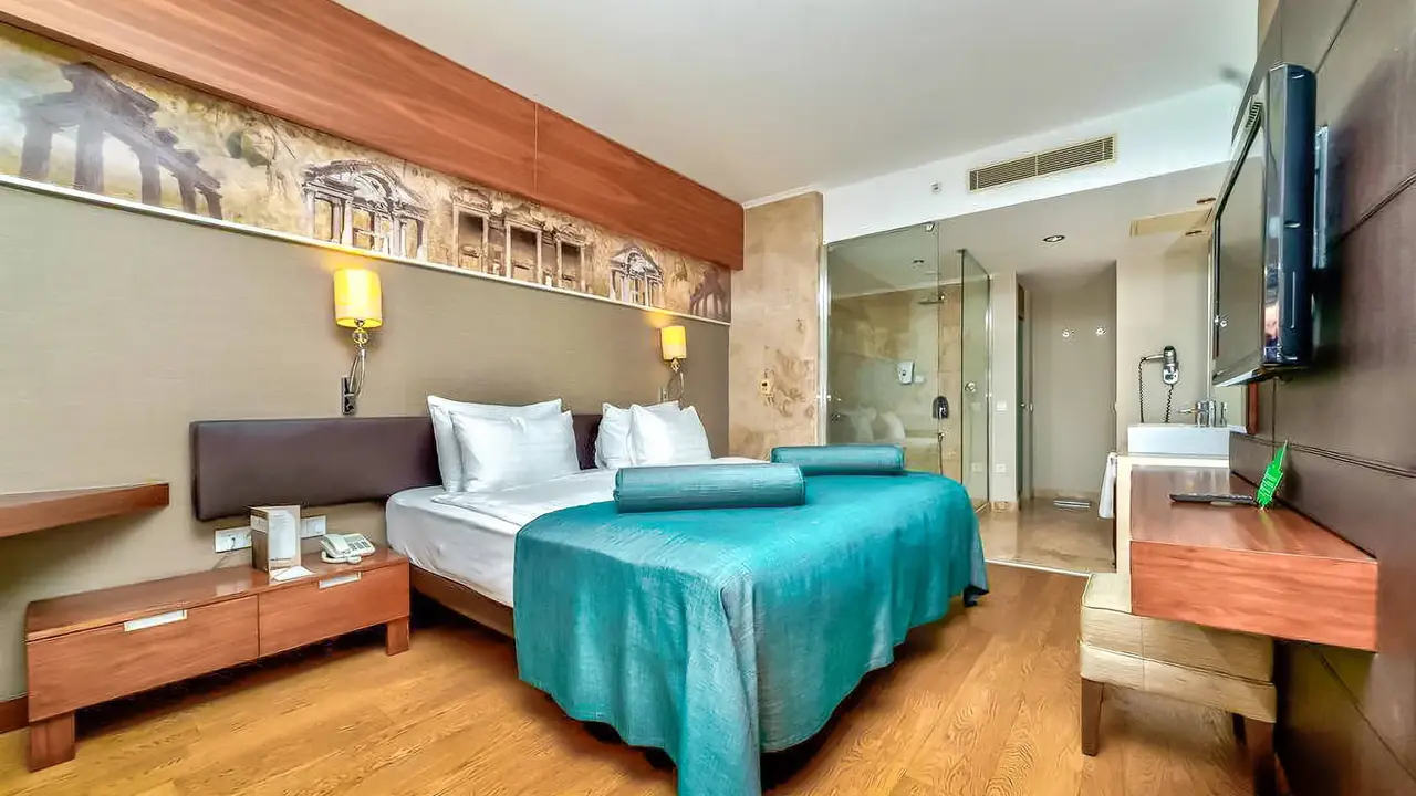 Commodore Elite Suites & Spa