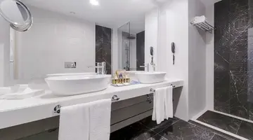 CONCORDE DE LUXE HOTEL